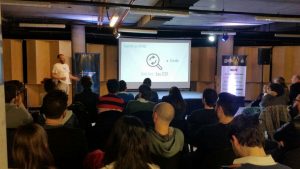 Otto giving his speech “El soporte soporta tu negocio: caso de estudio de WPML”